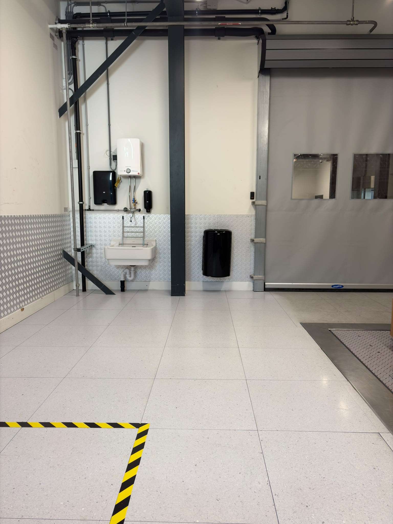 Dezelfde ESD-tegelvloer na restauratie, schoon, egaal en ESD-veilig