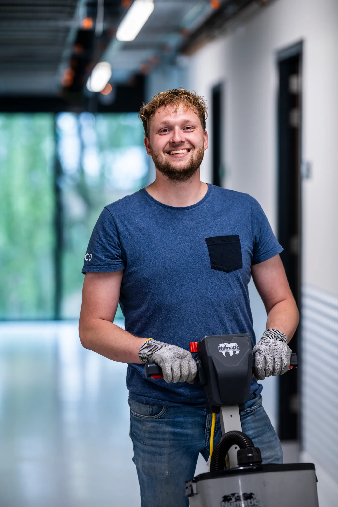RIFCO-technicus met reinigingsmachine in een datacenter