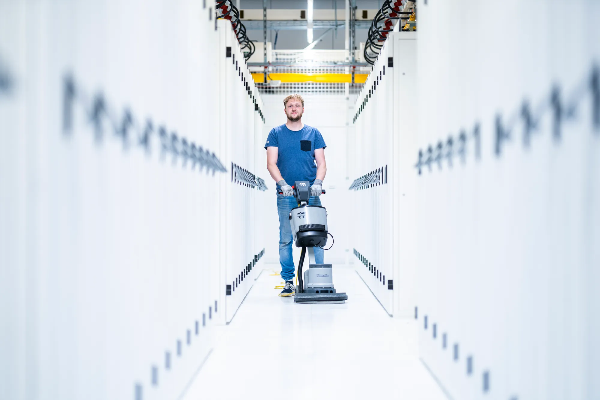RIFCO-technicus reinigt de vloer in een datazaal