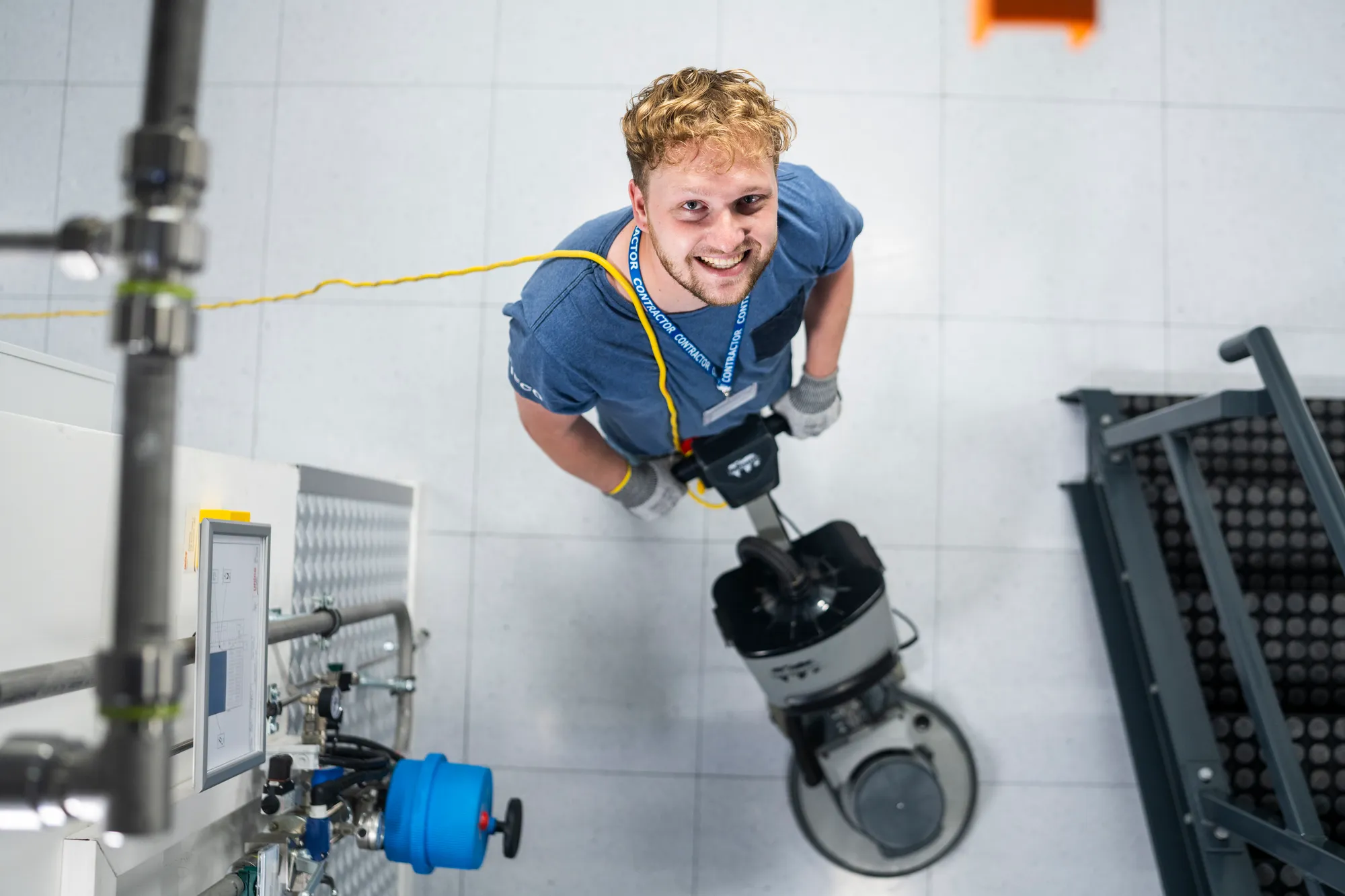 RIFCO-technicus reinigt de vloer in een technische ruimte